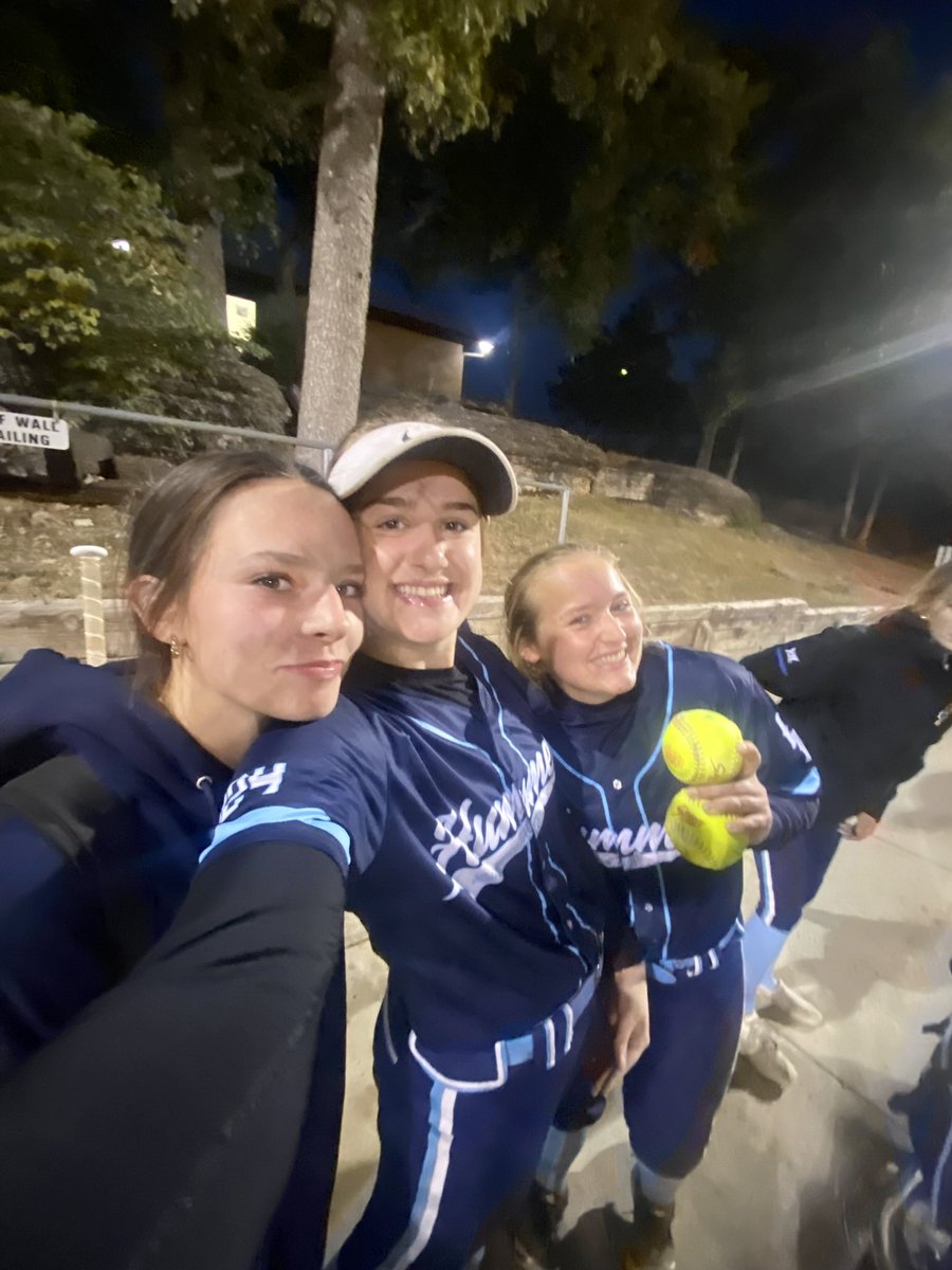 Bsmith6252's tweet photo. Last fall ball ever w/ my girls☑️💙 https://t.co/tbT6nHeIWq