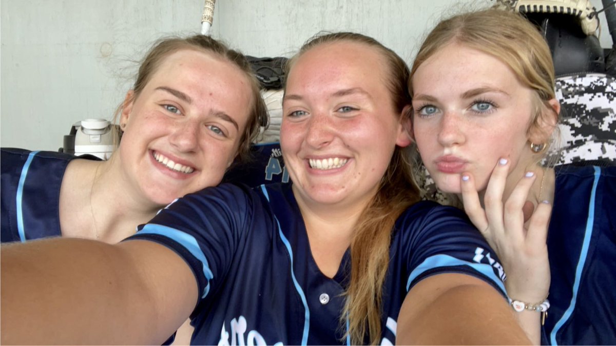 Bsmith6252's tweet photo. Last fall ball ever w/ my girls☑️💙 https://t.co/tbT6nHeIWq