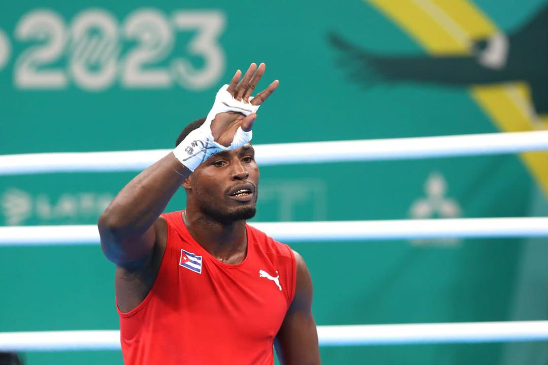 Julio César lo prometió. En #Cuba le entregué la bandera. En sus manos entró al Estadio Nacional de #Santiago2023 y hoy la hizo erguirse hasta lo más alto. ¡Felicidades para el capitán del boxeo cubano! 4 veces campeón panamericano y 2 títulos olímpicos. Eres una leyenda.