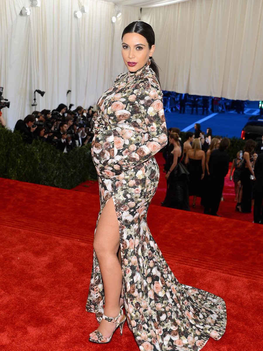 kourtney kardashian recreated kim kardashian 2013 met gala look 😭