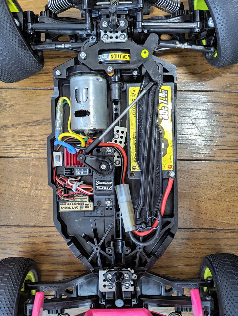 shoes_rc's tweet photo. ボディを1cm程前進させて取り付けとりあえず出来上がり!
ダンパーステー周り少しカットしたけど最小限のカットでいけたかなと
ぱっと見FFと分からないのが良いのか悪いのか??🤣
#TT02BF #FFBuggy https://t.co/sXY0UxyY7p