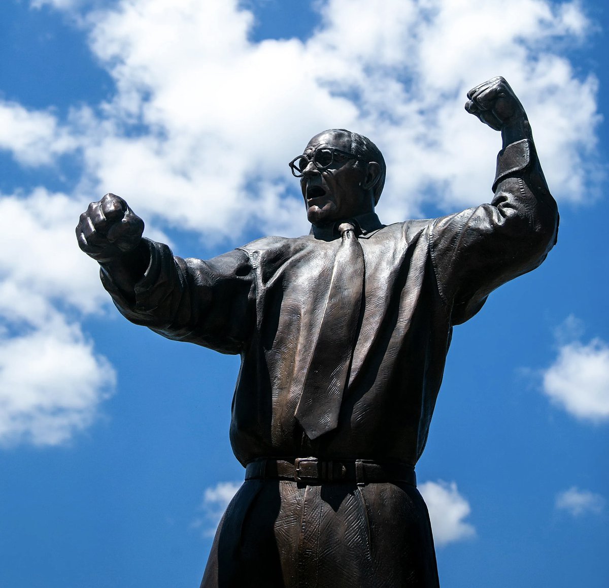 I want another statue on the east side by the new wrestling room. 10000 retweets and they can’t say no <a href="/LeeSpencerlee36/">Spencer Lee</a>