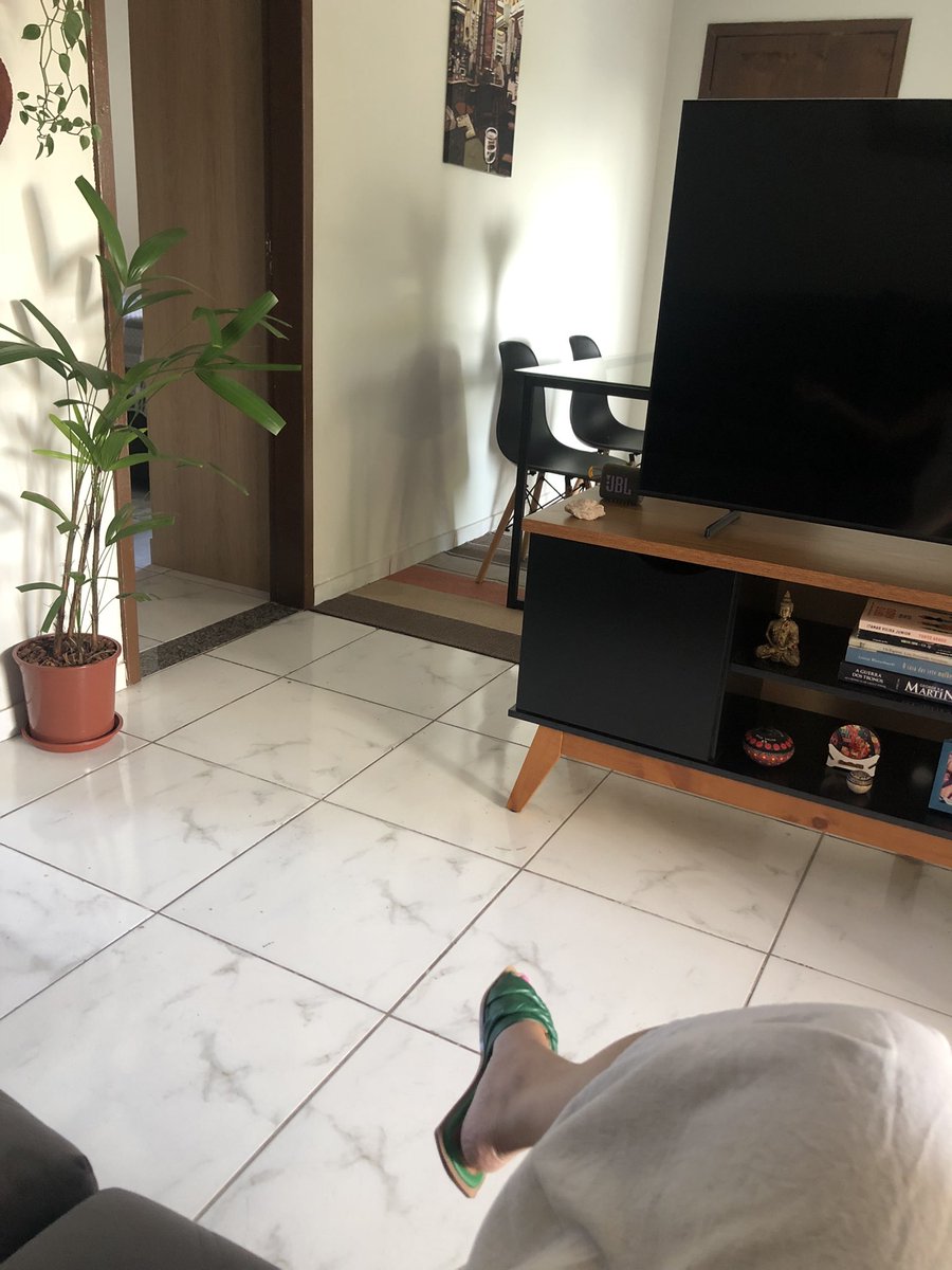 algaparda's tweet photo. prazeres da dona de casa: casa limpa, compra feita, comidinha fav e assistir hannah montana de conchinha com meu amô https://t.co/B1y8Cr02ax