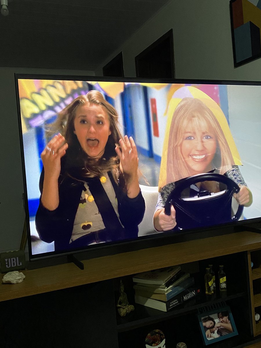 algaparda's tweet photo. prazeres da dona de casa: casa limpa, compra feita, comidinha fav e assistir hannah montana de conchinha com meu amô https://t.co/B1y8Cr02ax