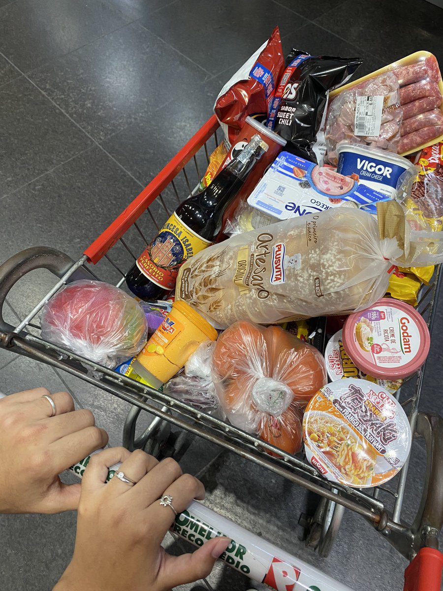 algaparda's tweet photo. prazeres da dona de casa: casa limpa, compra feita, comidinha fav e assistir hannah montana de conchinha com meu amô https://t.co/B1y8Cr02ax