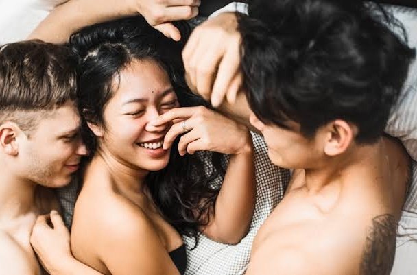 Kimse yok mu? Bişeyler yapalım #finike #kumluca #kaş #kalkan #elmalı #fethiye #ortaca #marmaris #cuckold #evliçift #tekerkek #swingerçift #evligizli #evliçiftler #seks