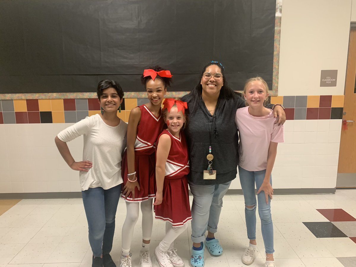 MsYoungs5th's tweet photo. Came out to support my former @Robertson_Elem fifth graders at their theater performance! The show was AMAZING! I’m so proud of them always! It makes my heart so happy that they still think to invite me to their special things. I’ll keep showing up as long as they want me to 🤍 https://t.co/1afUwaHggS