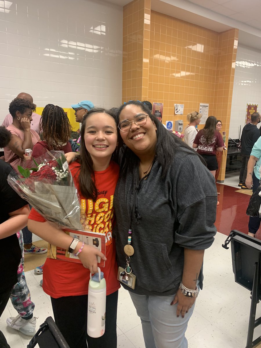 MsYoungs5th's tweet photo. Came out to support my former @Robertson_Elem fifth graders at their theater performance! The show was AMAZING! I’m so proud of them always! It makes my heart so happy that they still think to invite me to their special things. I’ll keep showing up as long as they want me to 🤍 https://t.co/1afUwaHggS