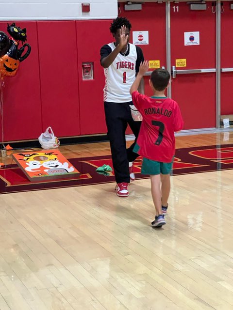 KatyTigerHoops's tweet photo. House of Hoops was a great success! We enjoyed seeing all the kids in their costume having fun! Thank you to the Tiger community! We loved watching our kids interact with all the future Tigers!
#125actsofservice #KatyHoops @KatyHSPrincipal @KatyHighSchool @KBBCBoosterClub https://t.co/AtXEbCIKyy