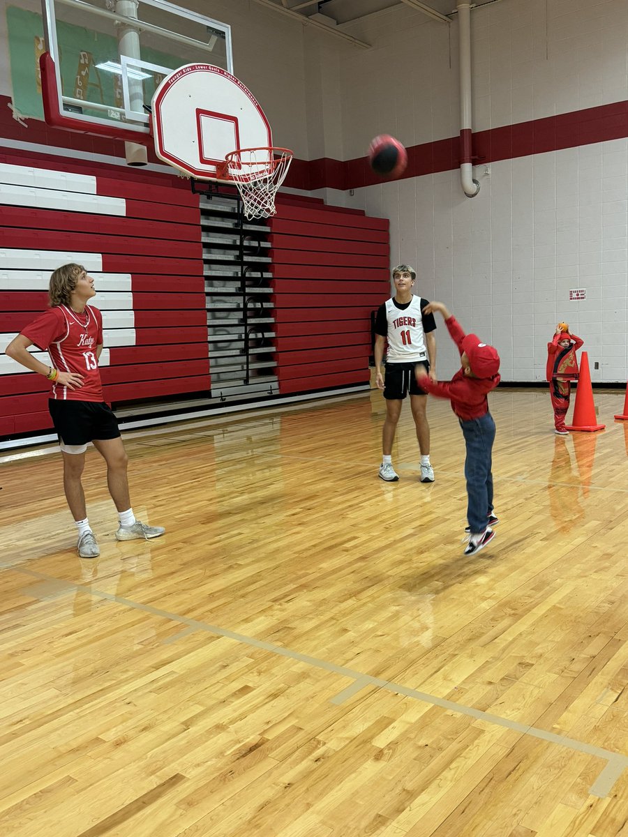 KatyTigerHoops's tweet photo. House of Hoops was a great success! We enjoyed seeing all the kids in their costume having fun! Thank you to the Tiger community! We loved watching our kids interact with all the future Tigers!
#125actsofservice #KatyHoops @KatyHSPrincipal @KatyHighSchool @KBBCBoosterClub https://t.co/AtXEbCIKyy