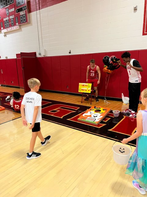 KatyTigerHoops's tweet photo. House of Hoops was a great success! We enjoyed seeing all the kids in their costume having fun! Thank you to the Tiger community! We loved watching our kids interact with all the future Tigers!
#125actsofservice #KatyHoops @KatyHSPrincipal @KatyHighSchool @KBBCBoosterClub https://t.co/AtXEbCIKyy