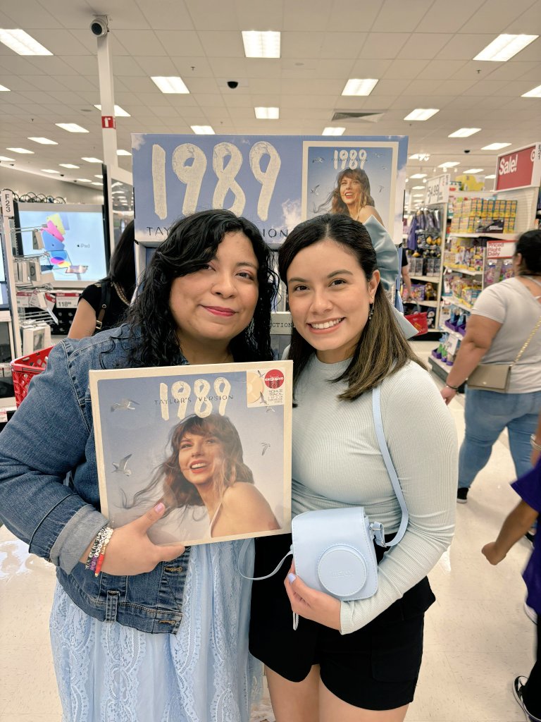 aner_mybaeswift's tweet image. We are on our #1989TaylorsVersion  Era 🦅💖💖📷 
@taylornation13 @taylorswift13