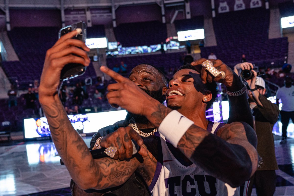 TCUBasketball's tweet photo. Biggest Boss in the building

#GoFrogs | @RickRoss https://t.co/dWGUmOC5X2