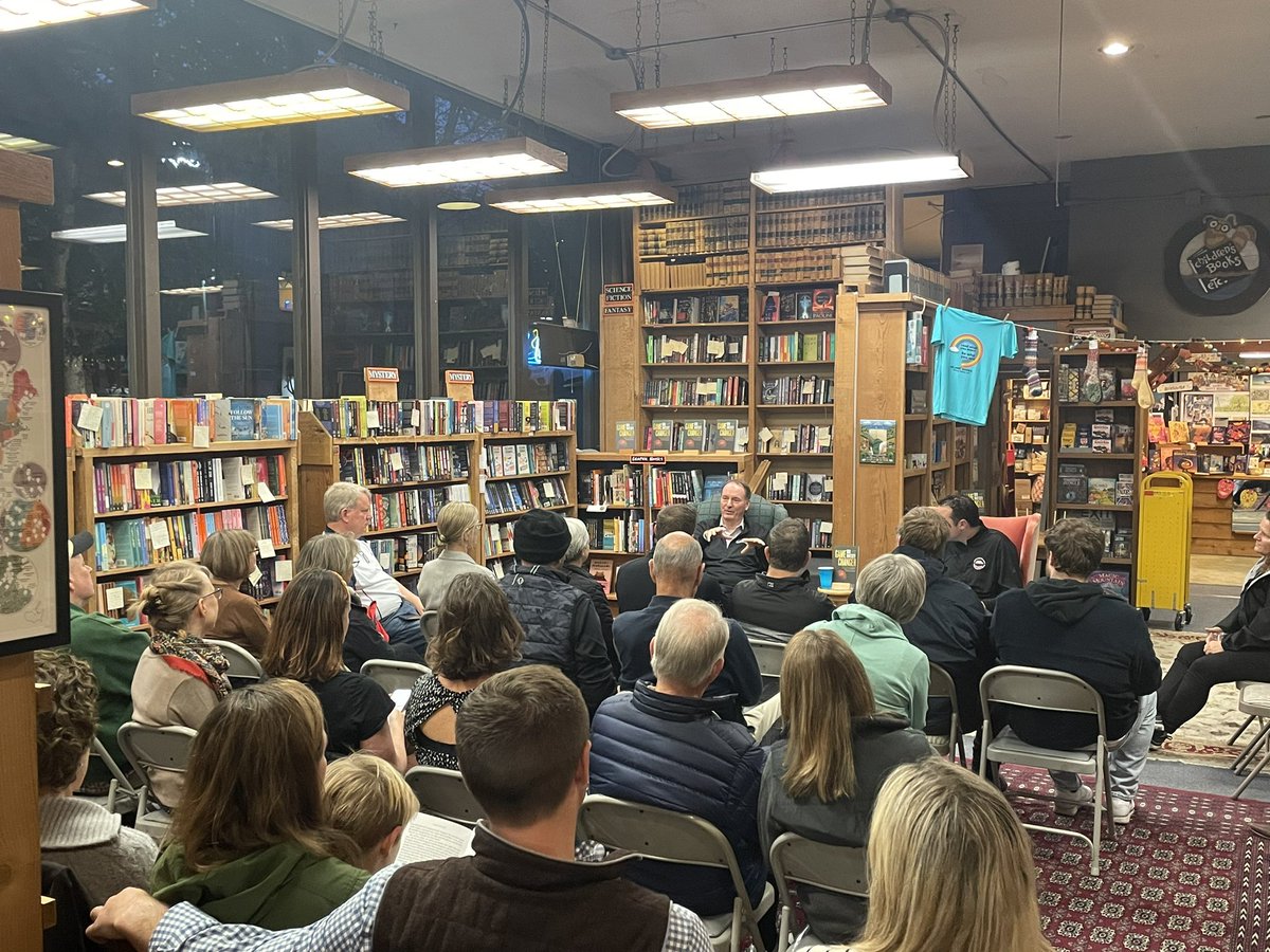 RealTraderBob's tweet image. Book signing at Island books was a success! Thank you to everyone who came out and bought the books! Game changer is out and I am so excited for you guys to read the stories from my career!
•
•
•
#seattle #sonics #seahawks #portland #Trailblazers #nba #nfl