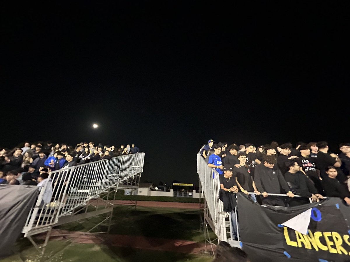 DAWG Pound tonight celebrating senior night! Theme for underclassmen: black out🖤
Theme for seniors: senior citizen 👴🏼🧓🏼