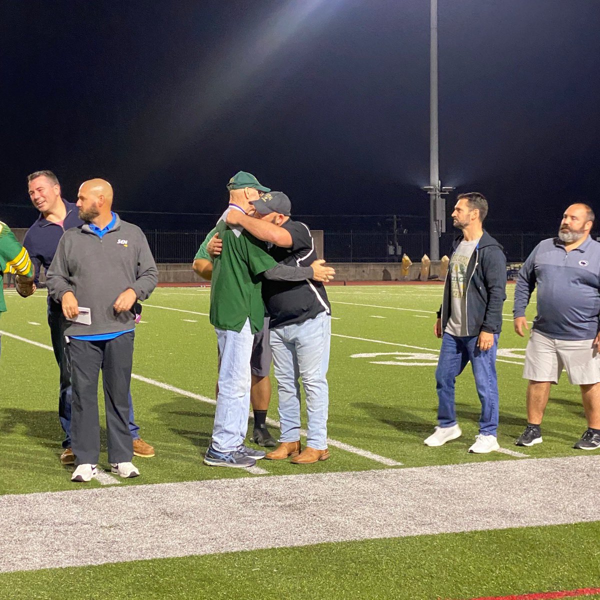 ACCHSVikings's tweet image. #VikingProud #ACCHSlegacies On October 27, Allentown Central Catholic honored our 1993 &amp;amp; 1998 State Championship Football teams during the ACCHS vs. Becahi Holy War game! View our honorees at acchs.info/post/acchs-hon… #FaithTraditionExcellence 💚💛🤘🏈1️⃣9️⃣9️⃣3️⃣🏈1️⃣9️⃣9️⃣8️⃣
