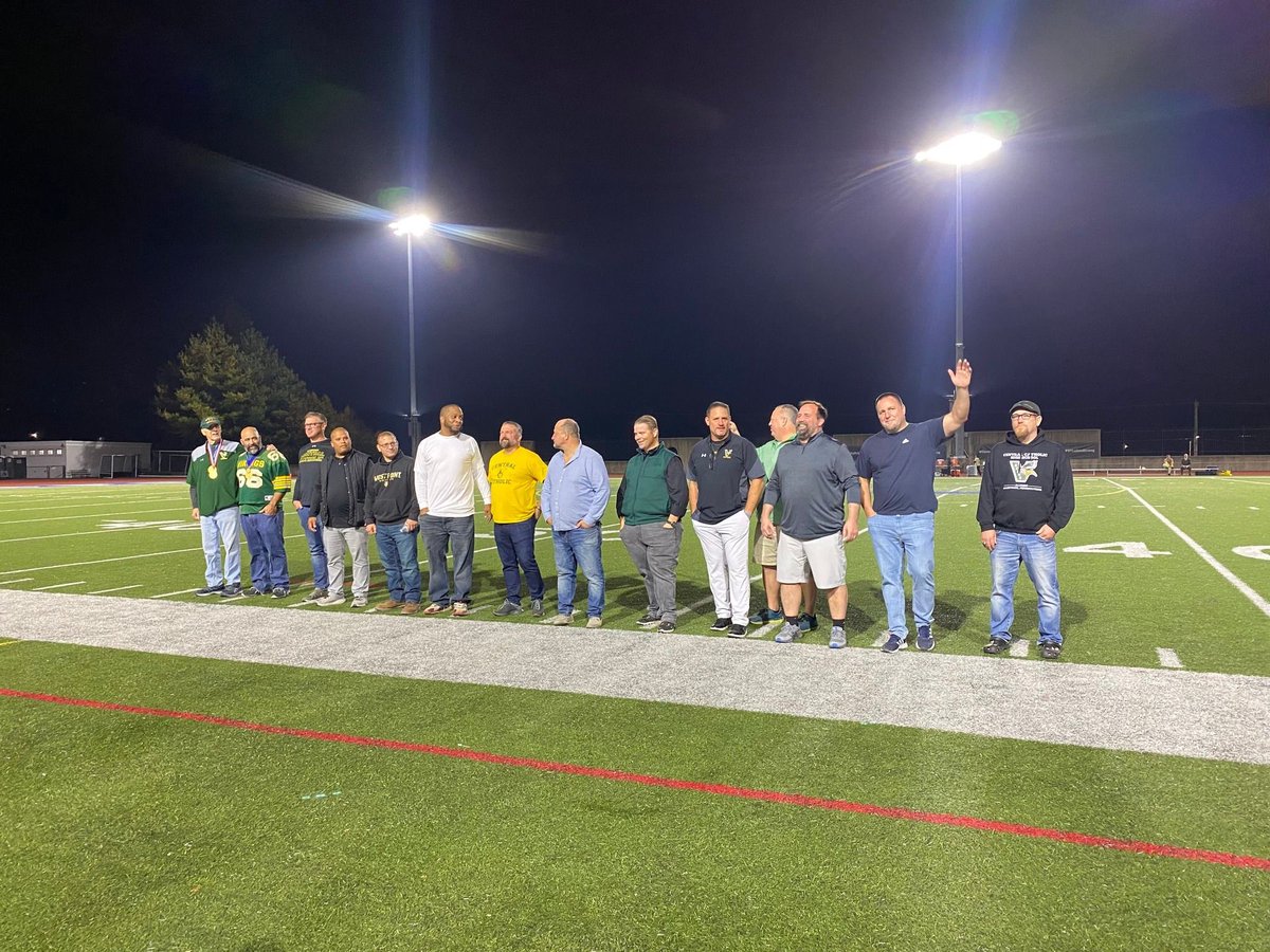 ACCHSVikings's tweet image. #VikingProud #ACCHSlegacies On October 27, Allentown Central Catholic honored our 1993 &amp;amp; 1998 State Championship Football teams during the ACCHS vs. Becahi Holy War game! View our honorees at acchs.info/post/acchs-hon… #FaithTraditionExcellence 💚💛🤘🏈1️⃣9️⃣9️⃣3️⃣🏈1️⃣9️⃣9️⃣8️⃣