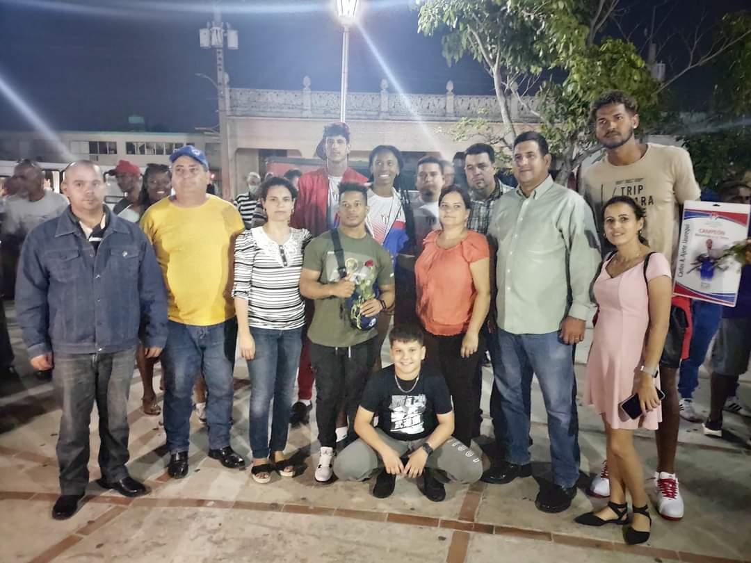 YamileRamosCord's tweet photo. Recibimos en #PinardelRío a un grupo de atletas y entrenadores q participaron en los Juegos Panamericanos de #Santiago2023, entre ellos el medallistas de oro Arley Calderón (levantamiento de pesas) https://t.co/HjCi6IdgR4