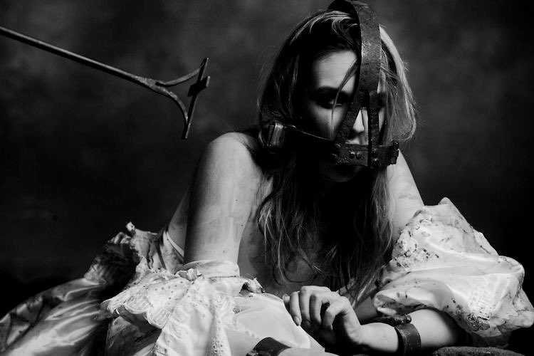 Ha descubierto que le cagan los Cristianos. . .

La han encontado. . . Y

Le llamaron poseída. . .
𝙋𝙤𝙨𝙚í𝙙𝙤𝙨 𝙨𝙚𝙧á𝙣 𝙚𝙡𝙡𝙤𝙨.