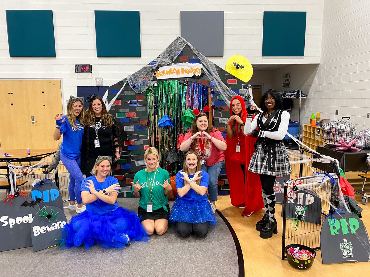 Third grade has SO much fun at Trunk or Treat representing the Haunted Houses!💙❤️💚🖤 #bengalpride <a href="/BryantElem/">Bryant Elementary</a> <a href="/mrronclark_/">Ron Clark</a>