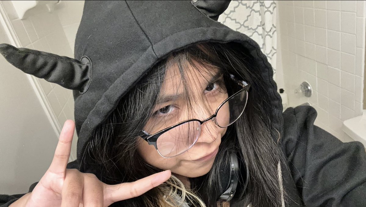 Div_sup's tweet photo. Hoy CUMPLÍ 18 ..y tengo miedo de que mi vieja me vea jugar al lol en la madrugada y que cuando se enoje me quiera votar de la casa 🥹

Mi papá una ves me pregunto que es ese juego … que siempre estás con la pantalla a blanco y negro ……..

Mi papá mi mayor hater 👽 https://t.co/jgv0GVypbn