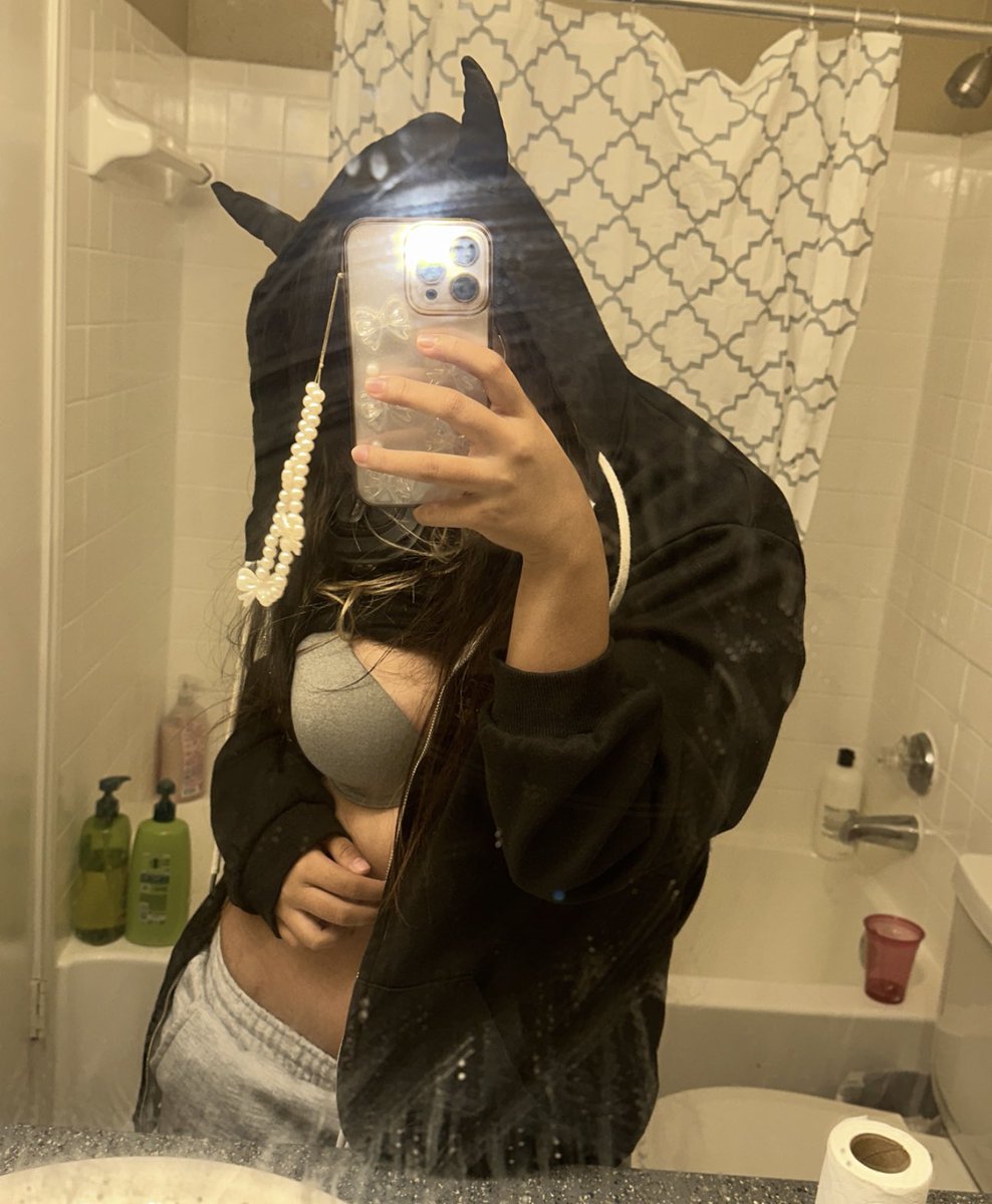 Div_sup's tweet photo. Hoy CUMPLÍ 18 ..y tengo miedo de que mi vieja me vea jugar al lol en la madrugada y que cuando se enoje me quiera votar de la casa 🥹

Mi papá una ves me pregunto que es ese juego … que siempre estás con la pantalla a blanco y negro ……..

Mi papá mi mayor hater 👽 https://t.co/jgv0GVypbn