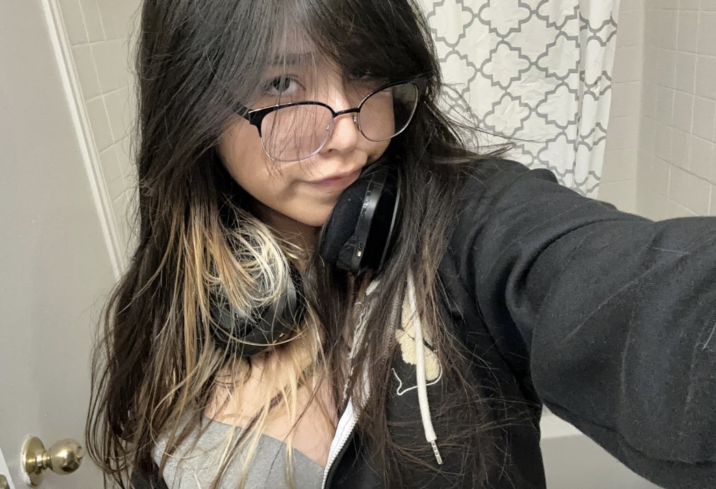 Div_sup's tweet photo. Hoy CUMPLÍ 18 ..y tengo miedo de que mi vieja me vea jugar al lol en la madrugada y que cuando se enoje me quiera votar de la casa 🥹

Mi papá una ves me pregunto que es ese juego … que siempre estás con la pantalla a blanco y negro ……..

Mi papá mi mayor hater 👽 https://t.co/jgv0GVypbn