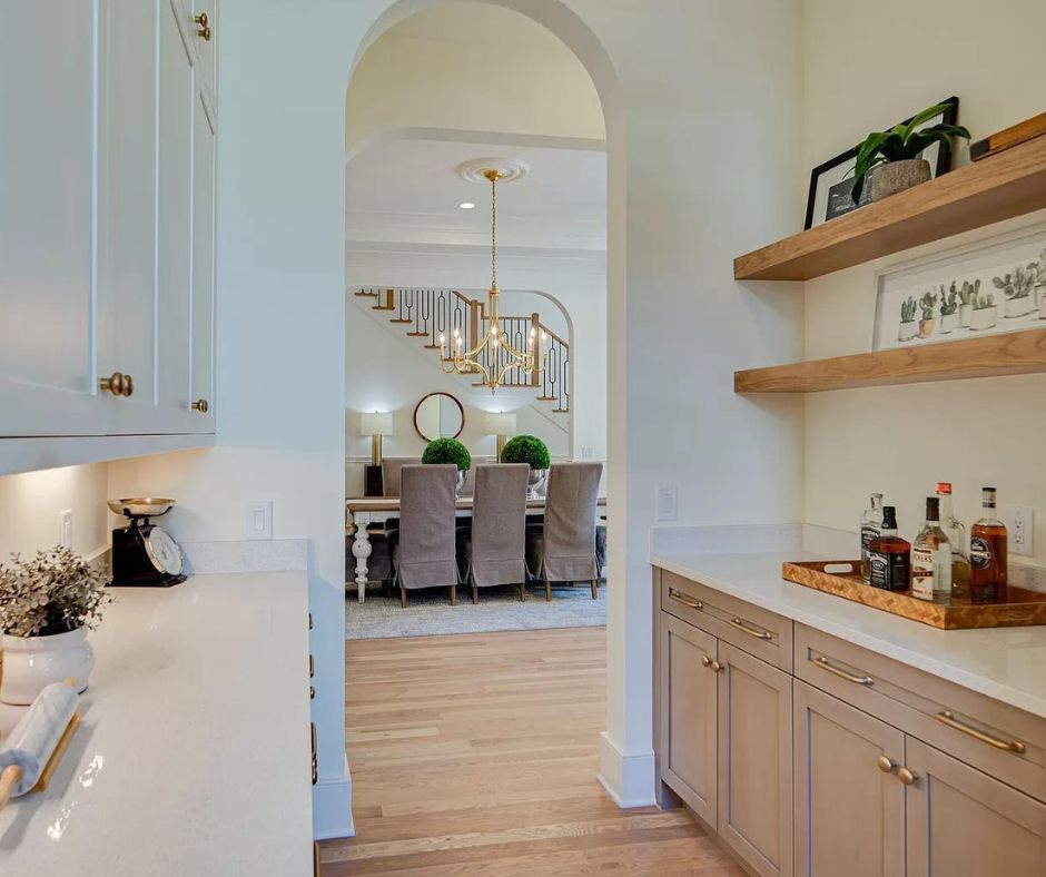 Friday evening elegance, where the drinks meet dinner. 🥂✨ Cheers to sophisticated spaces made for soirées! Even without the bow-tie-clad staff, a butler's pantry is a standout feature in today's homes. #TheSoulfulHome #NashvilleInteriorDesigner #ElegantInteriors #CocktailHour