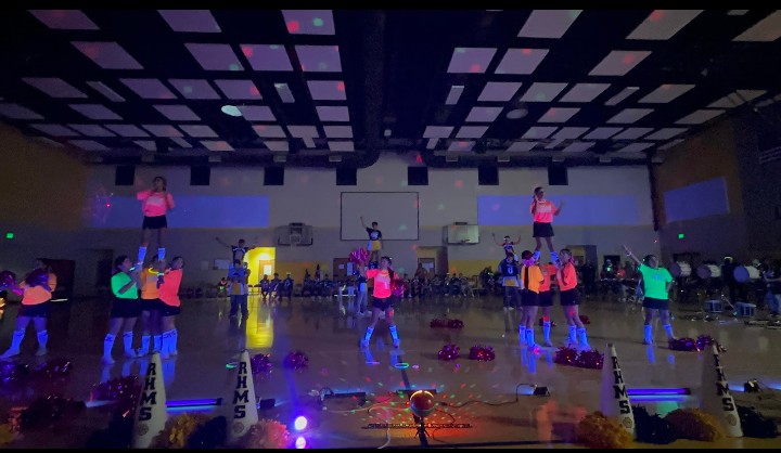 MsQclass's tweet photo. RHMS Lights Out Pep Rally # TOOBRIGHTFORDRUGS https://t.co/Nw3MGigCC4