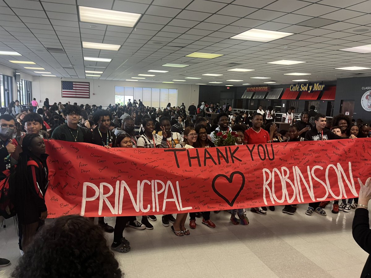We couldn’t let National Principals Month wrap up without celebrating the AMAZING @Prin_Robinson! We are so thankful for all that you do for our students, families, and staff! Your chief family loves & appreciates you! @southPbcsd @RachelCapitano #NationalPrincipalsMonth