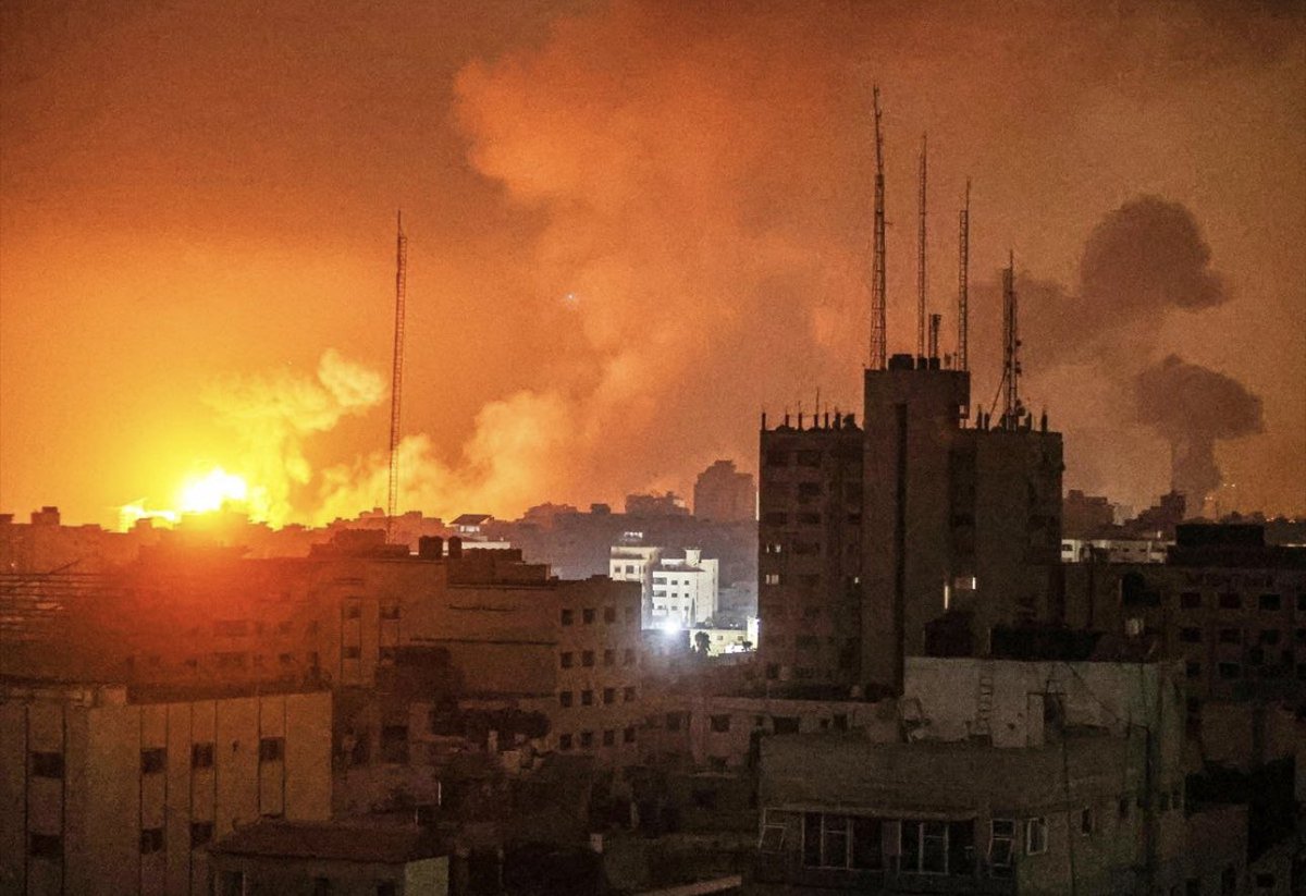 amansouraja's tweet image. بعد الغارات والقصف الوحشي الاسرائيلي غير المسبوق على قطاع #غزة وقطع الإتصالات وكل وسائل الحياة بدأ جيش الإحتلال التوغل البري تحت جنح الظلام وهو سلوك الجبناء مجرمي الحرب حتى لا يشاهد العالم جرائمه وكذلك هزائمه فالفئة القليلة الصابرة في غزة تقاتل في معية الله دفاعا عن دينها وشرف…