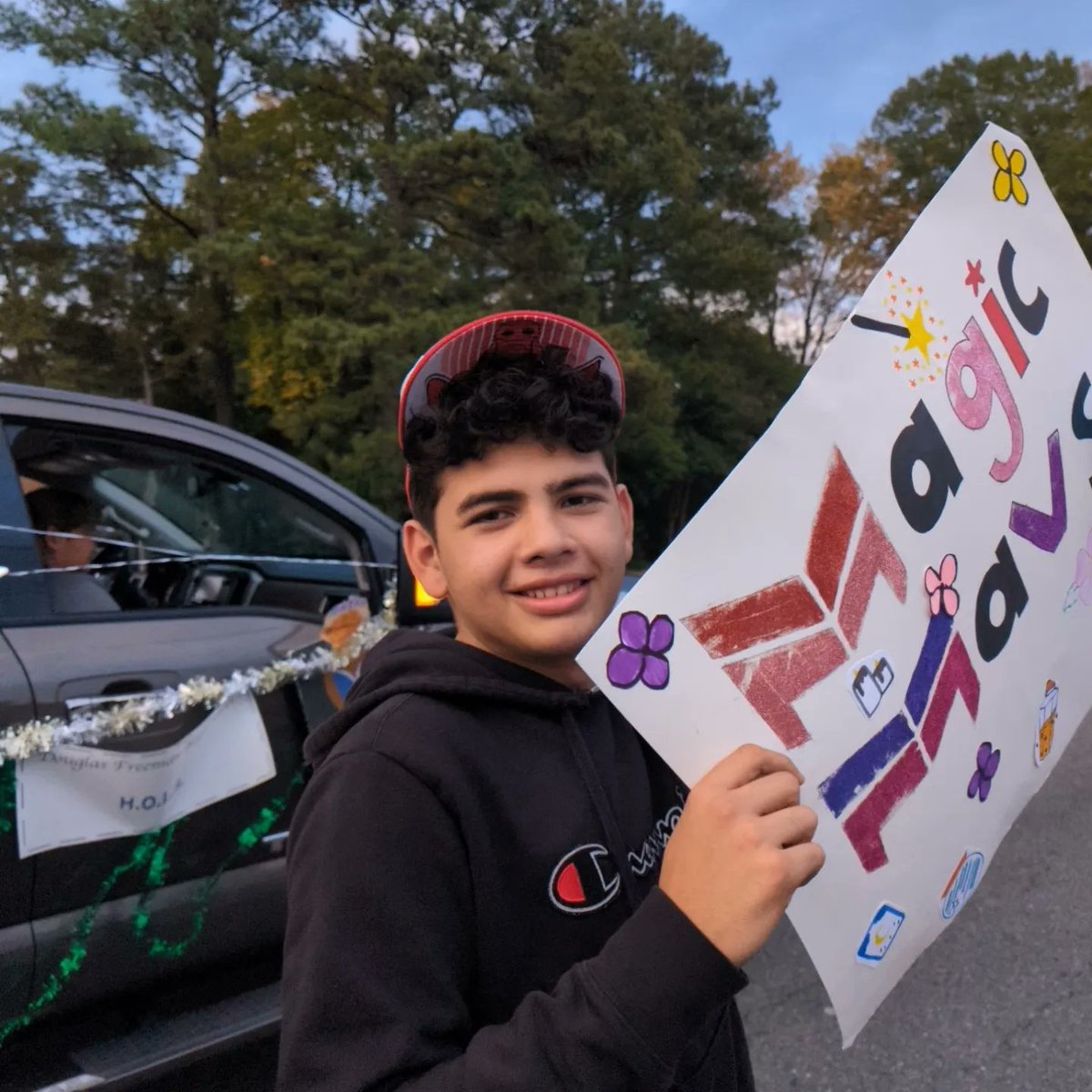 WLanguagesDSF's tweet photo. What a beautiful evening for a homecoming parade! ¡Felicidades a nuestras princesas! And a special thanks to H.O.L.A. Leadership for your creativity and hard work! 👑🎈📣 https://t.co/UQzyAjjAv7