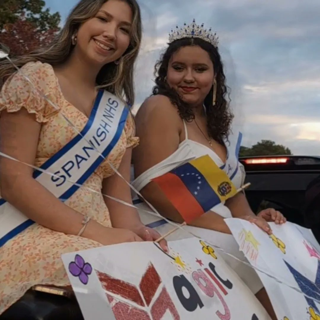 WLanguagesDSF's tweet photo. What a beautiful evening for a homecoming parade! ¡Felicidades a nuestras princesas! And a special thanks to H.O.L.A. Leadership for your creativity and hard work! 👑🎈📣 https://t.co/UQzyAjjAv7