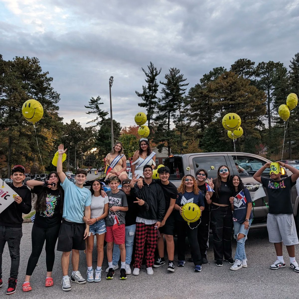 WLanguagesDSF's tweet photo. What a beautiful evening for a homecoming parade! ¡Felicidades a nuestras princesas! And a special thanks to H.O.L.A. Leadership for your creativity and hard work! 👑🎈📣 https://t.co/UQzyAjjAv7
