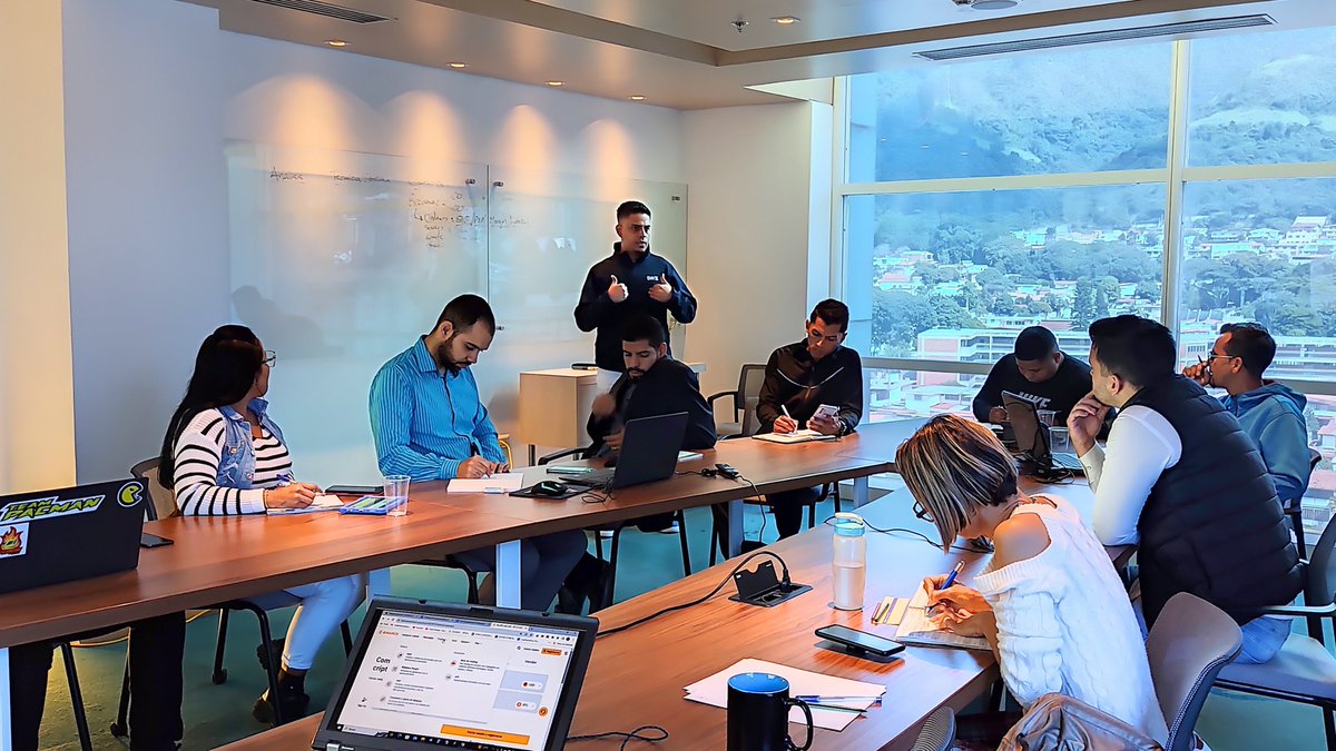actitudmillo's tweet photo. ¡Nuestro curso de #Inversión y #Trading de #Criptomonedas para nuevos #inversionistas del viernes 27 de octubre de 2023 fue una verdadera ventana de conocimiento y oportunidad #financiera! 🚀💰

Un día lleno de aprendizaje e interacción... https://t.co/6RTXdrXwSr