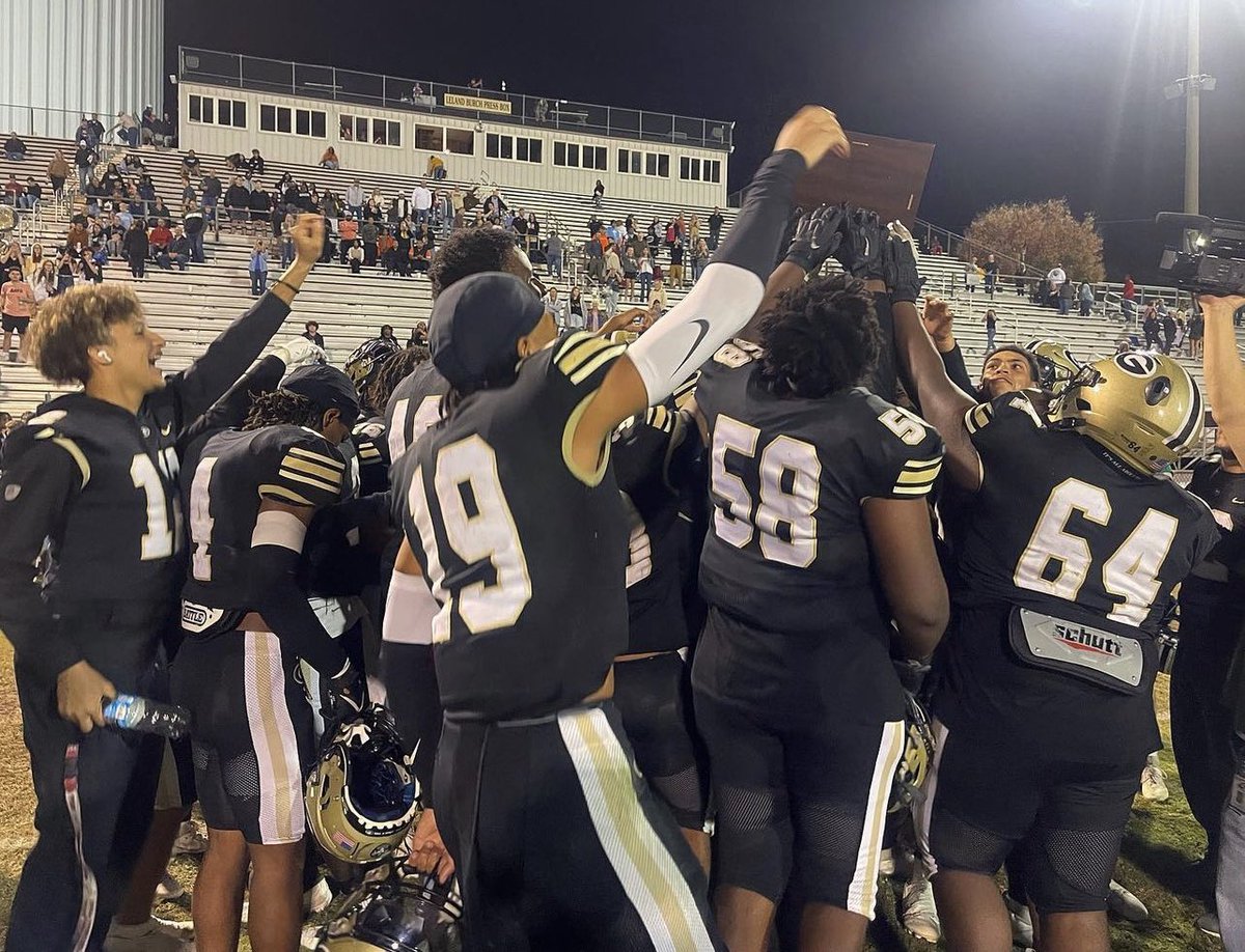 Congratulations to our Varsity Football Team on being the 2023 AAAA Region Region 2 Champions! #GreerGrit #wearegreer 🏈🐝🏆
