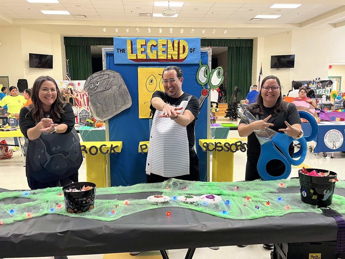 What a wonderful night of community at our Trunk or Treat @NISDmartin!! Noche de comunidad en Trunk or Treat!!   #luchadoralibrarian