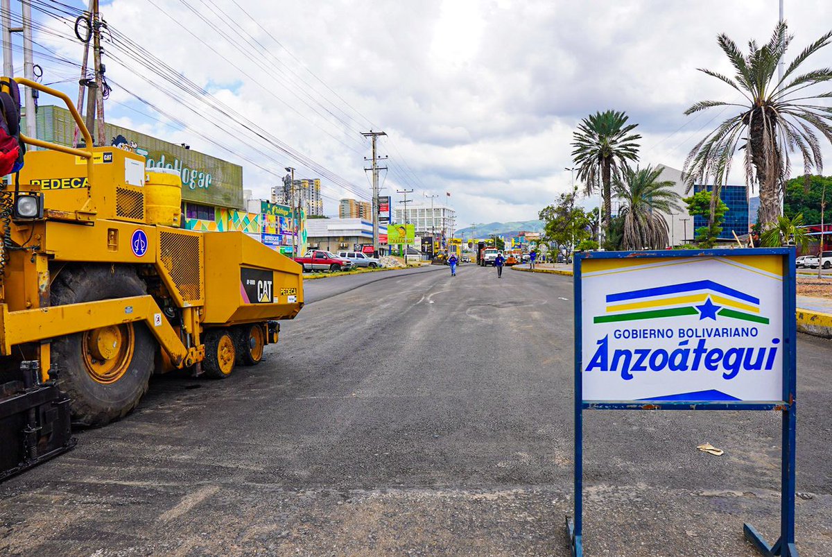 "Seguimos mejorando la Avenida Intercomunal Jorge Rodríguez del área metropolitana de la entidad", aseguró el gobernador <a href="/luismarcanos/">Luis Marcano</a> tras inspeccionar los trabajos de asfaltado que se llevan a cabo específicamente en el tramo desde EPA hasta la Tienda del Pintor en esa vía.