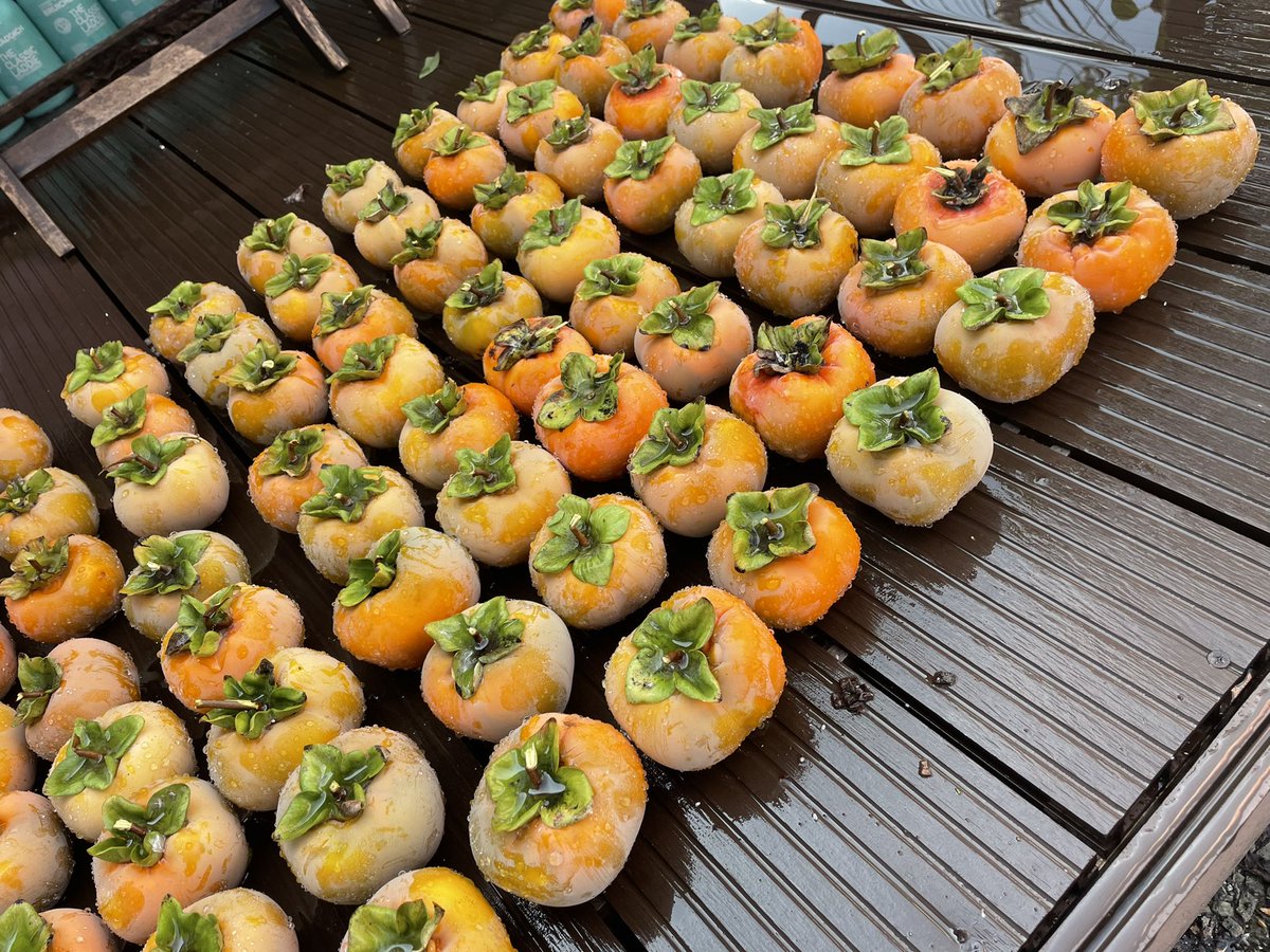 こんにちは🧚‍♀️

🦩本日の営業時間🦩
　昼11:30〜14:00
　夜18:00〜24:00
★ラストオーダー23:00

本日イベント🎉

スタッフチャレンジマッチ🔥
501で1本勝負‼️お一人様1回まで🎯勝ったお客様は好きなお酒＆ドリンク1杯GET🍸

本日も
ご来店お待ちしております🧚‍♀️

お店の前の柿の木の柿が並んでた🤣