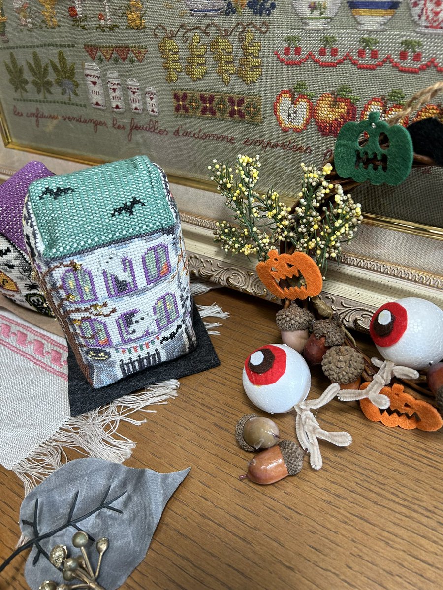 toramille's tweet photo. 我が家のハロウィン🎃には
妖怪が混ざってる👻
昨晩、妻が何やら作っていたのはこれか。。。 https://t.co/Y7CmWK0MVh