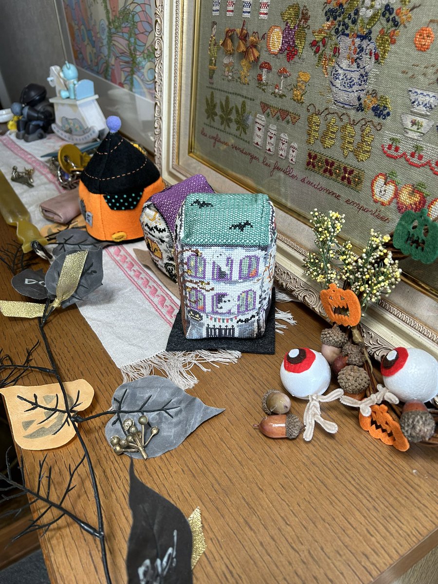 toramille's tweet photo. 我が家のハロウィン🎃には
妖怪が混ざってる👻
昨晩、妻が何やら作っていたのはこれか。。。 https://t.co/Y7CmWK0MVh