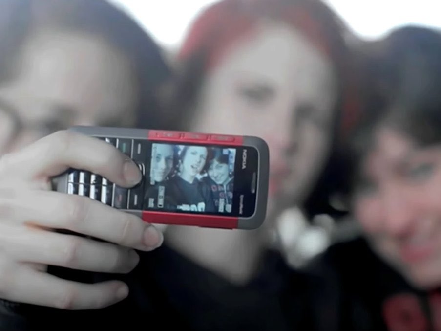 paramorzao's tweet photo. e aqui a hayley inventava a selfie https://t.co/bFBroVfxAP