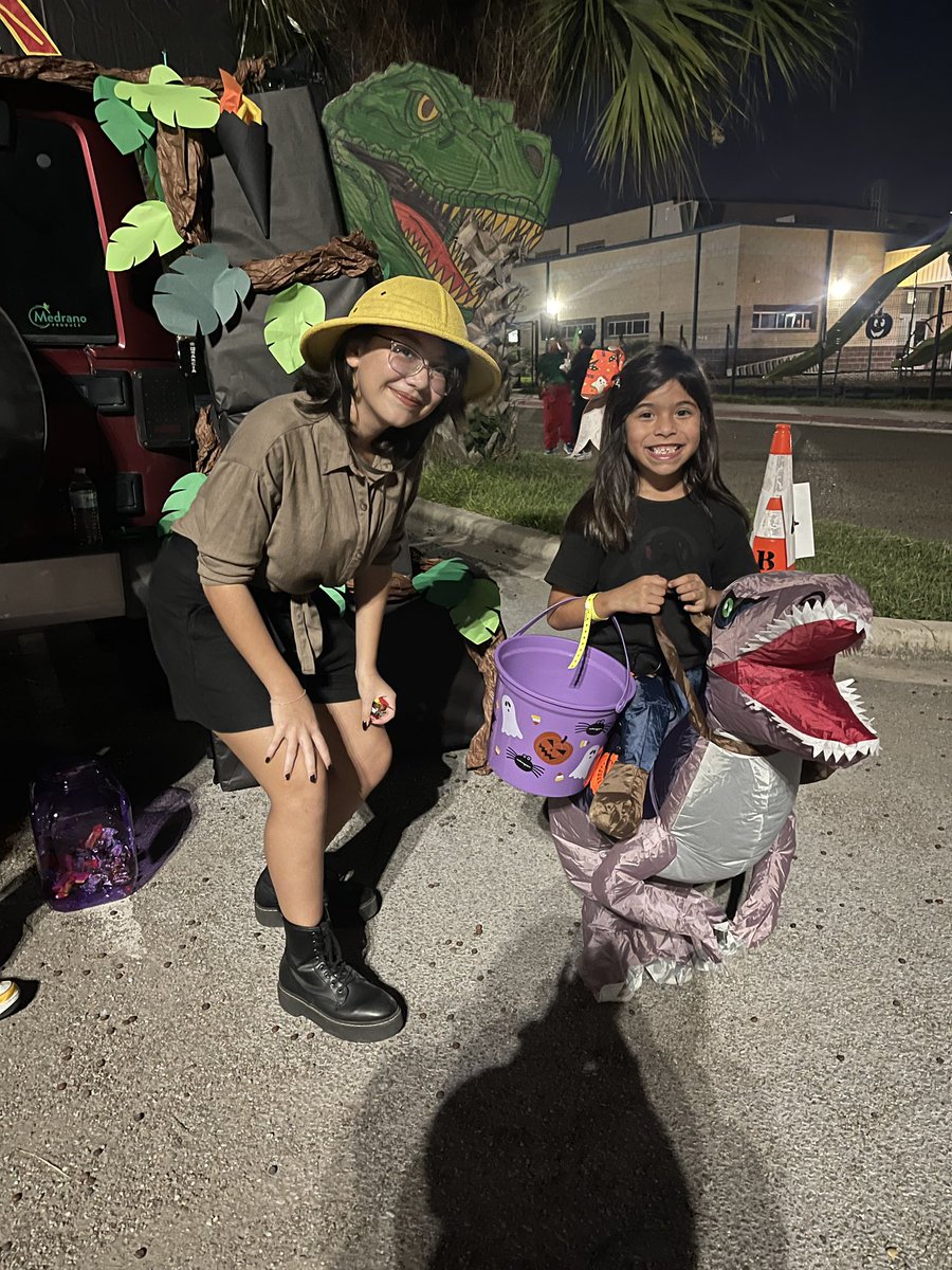 “Evacuate the island!”🦕🦖 Ballew students volunteered tonight at the Boys and Girls club of Pharr trunk or treat! 👻 #JurassicPark