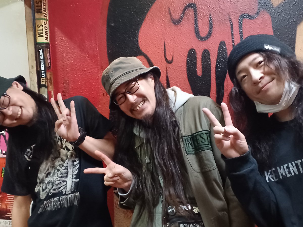 hellofromthegut's tweet photo. 新宿にしゅりんごボーイズいたぞ!!
#SHOOTMASTER
#COFFINS
#元さかさまJr. https://t.co/lhib8oInn6