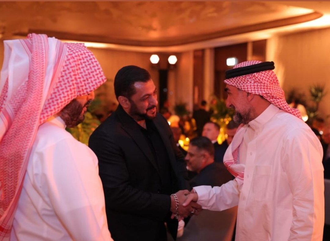 ritesh272727's tweet photo. Lattest 🖤💥 DABANG KHAN In #Riyadh with #turkialalshik 💪👌👇 #RiyadhSeason #BattleOftheBaddest #Fury vs #Ngannou #today 7Pm watch opening ceremony with #SalmanKhan #Tiger3 #Tiger3Diwali2023 #BiggBoss17 https://t.co/09x85XEjKw