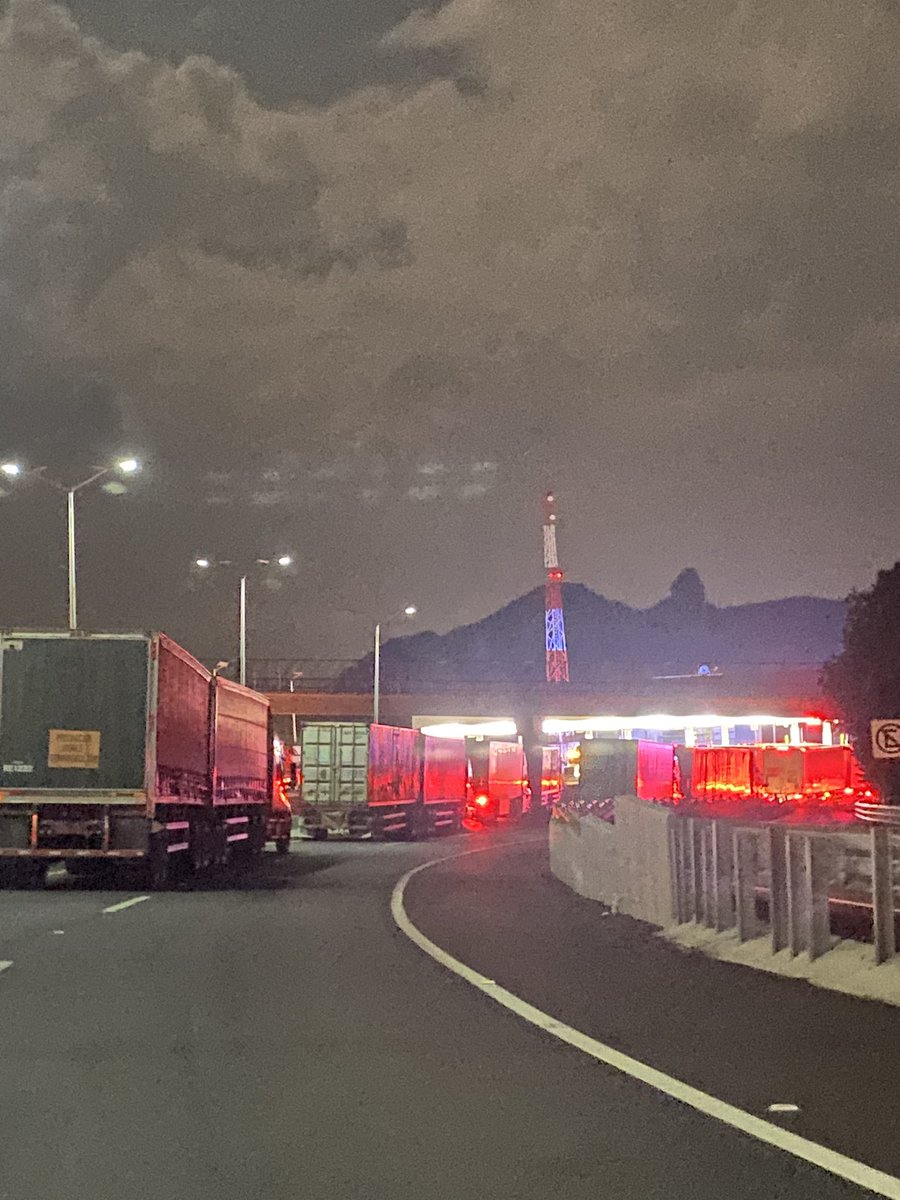 vaaalml's tweet photo. #Almomento, bloqueo caseta en #Tepoztlán, tome vías alternas. https://t.co/UrNcEpqEs3