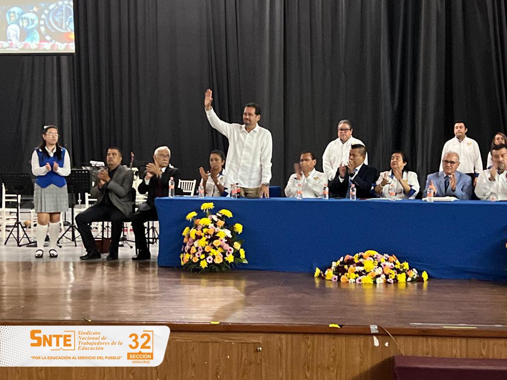 DanielCovaLopez's tweet photo. Este día tuve el honor de ser invitado al inicio de los festejos del 50 Aniversario de la fundación de la Escuela Secundaria General...https://t.co/LX2ynHn2gI

En el  #SNTE32 y el #EquipoPolítico los felicitamos.

Que tengan un buen fin de semana, Dios les bendiga. https://t.co/Gc1tHjAXsI