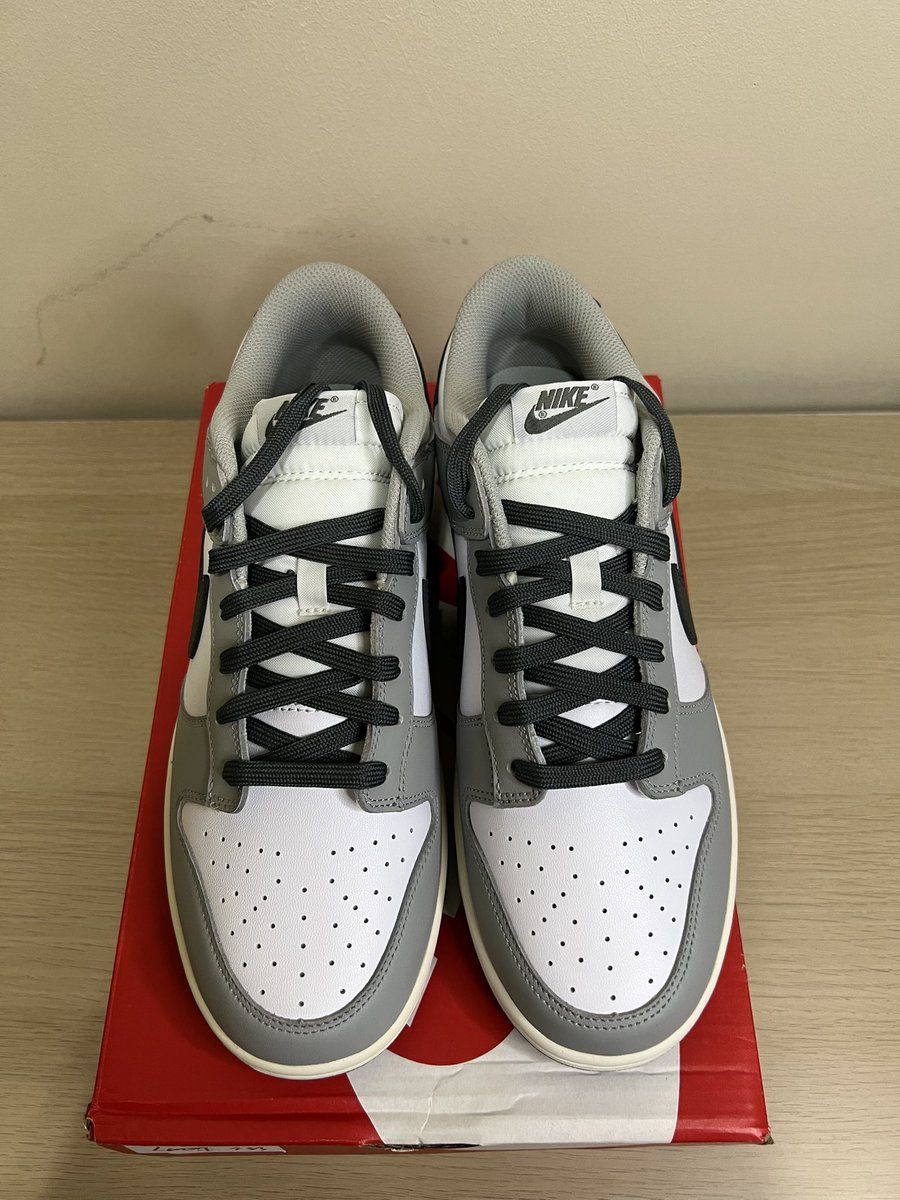 azibbie's tweet photo. Product selling ❗️❗️❗️

Shoe: Nike Dunk Low 
Size: UK 9.5/ US 10.5
Colour: Smoke Grey
Condition: 10/10 (BRAND NEW)
Reason to sell: To fund my semester fees

Interested can DM me 🫡🫡🫡 https://t.co/YuAVQEq9tm