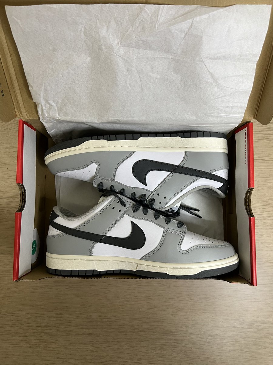azibbie's tweet photo. Product selling ❗️❗️❗️

Shoe: Nike Dunk Low 
Size: UK 9.5/ US 10.5
Colour: Smoke Grey
Condition: 10/10 (BRAND NEW)
Reason to sell: To fund my semester fees

Interested can DM me 🫡🫡🫡 https://t.co/YuAVQEq9tm