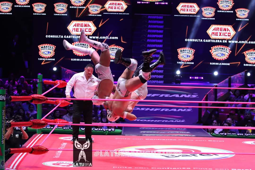 LaTijeraLucha's tweet photo. Intenso inicio de función #GrandPrixDeAmazonas edición 2023,en el que sacando recursos y fuerzas de “flaqueza” #Diamond da la victoria a su bando con #ValienteJr derrotando a la #DinastiaKaronte de #HermanoKaronteI y #HermanoKaronteII;en #ViernesEspectacular
#latijeraluchalibre https://t.co/gvENMOOmjf